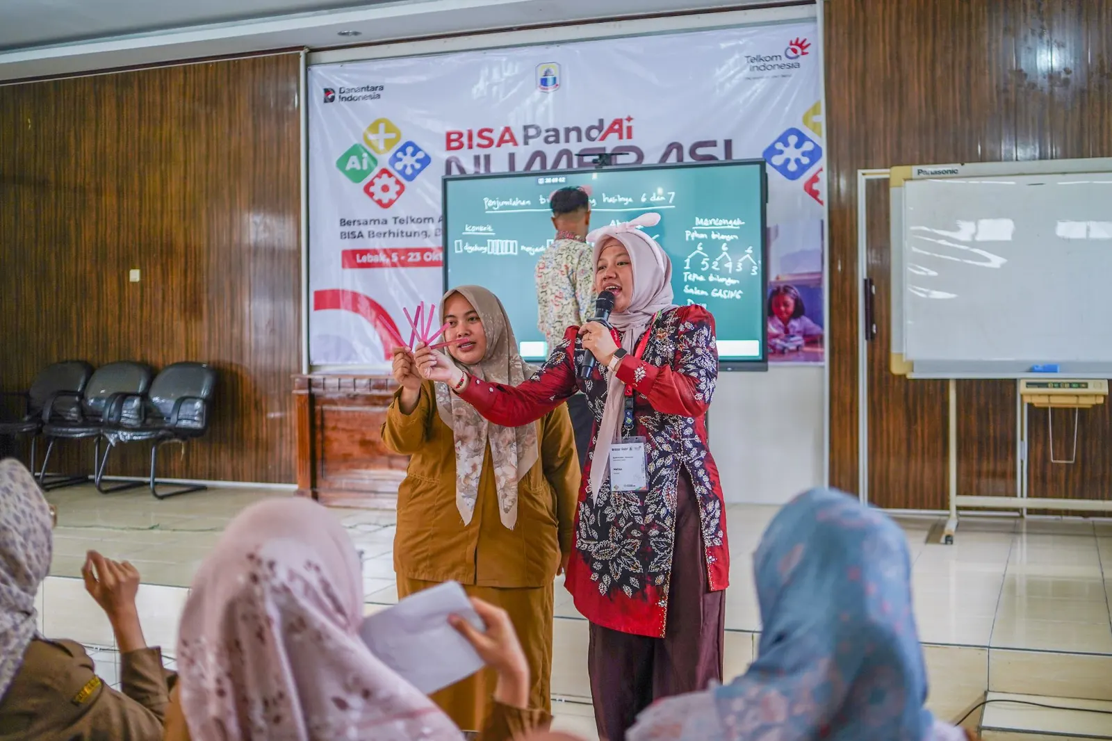 Fasilitator memperagakan pembelajaran numerasi bersama guru peserta ToT Numerasi di Lebak